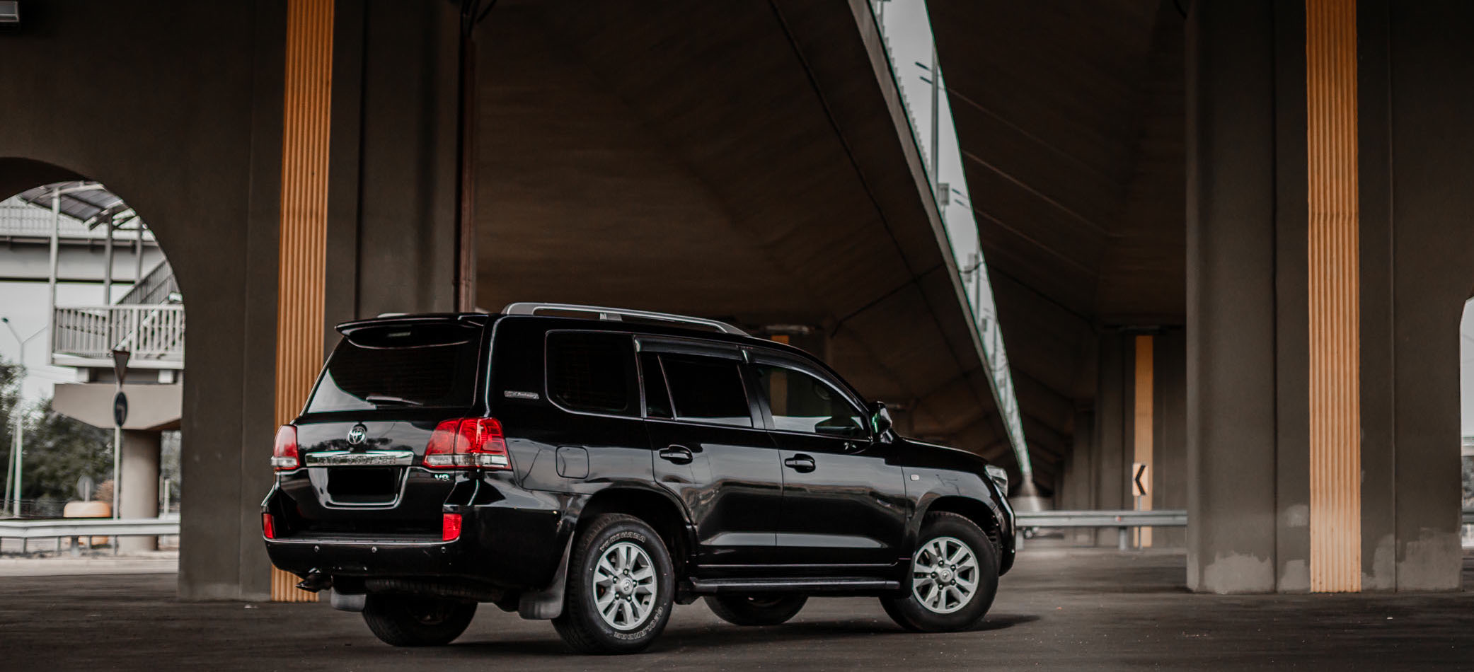 Toyota Land Cruiser 200 3